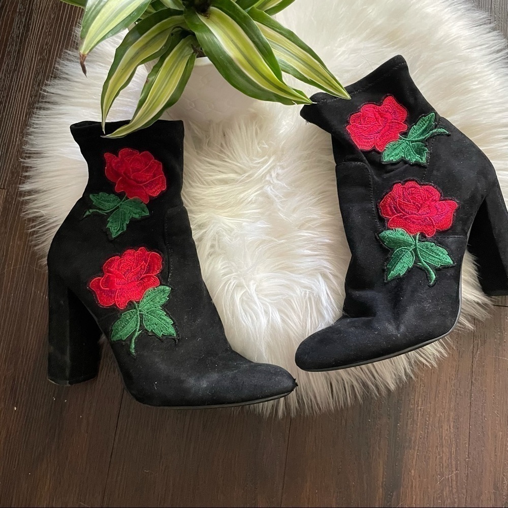 STEVE MADDEN EDITION BLACK SUEDE RED ROSE ANKLE HEEL BOOTIES - Picture 5 of 11